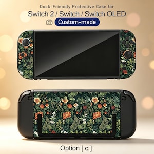 Può includere: Una custodia protettiva per console Switch 2, Switch e Switch OLED con sfondo verde scuro e un motivo denso di fiori arancioni, rossi e bianchi con fogliame verde. Il testo recita Dock-Friendly Protective Case for Switch 2 / Switch / Switch OLED, Custom-made, e Option [ c ].