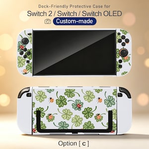 Può includere: Una custodia protettiva bianca per console di gioco con un motivo ripetuto di quadrifogli verdi e piccole coccinelle rosse. Il testo recita: Dock-Friendly Protective Case for Switch 2 / Switch / Switch OLED, Custom-made, Option [ c ].
