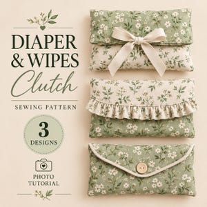 Puede incluir: Un patrón de costura para un estuche de pañales y toallitas con tres diseños de motivos florales en verde salvia y crema. El texto dice DIAPER & WIPES Clutch SEWING PATTERN 3 DESIGNS PHOTO TUTORIAL. Los estuches incluyen un lazo, un volante y un botón.