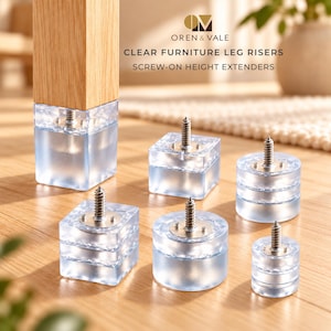 Peut inclure: Rehausseurs de pieds de meubles transparents avec extensions de hauteur à visser Oren & Vale. L'ensemble comprend des blocs en acrylique transparent carrés et circulaires, chacun doté d'une vis centrale en métal pour fixation.