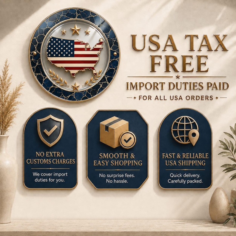 Op de afbeelding: Een rond embleem met een kaart van de VS in het Amerikaanse vlagpatroon, omringd door gouden tekst USA TAX FREE IMPORT DUTIES PAID FOR ALL USA ORDERS. Daaronder drie marineblauwe plakkaten met gouden iconen en tekst over de verzending.