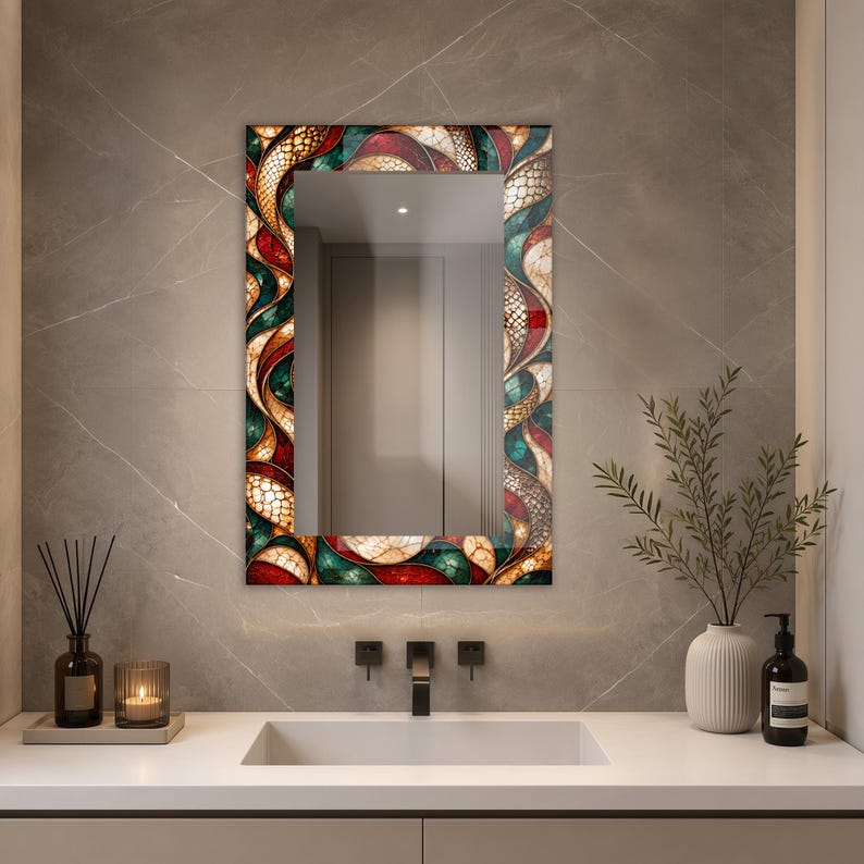 Op de afbeelding: Een rechthoekige wandspiegel met een decoratieve rand met een wervelend, meerkleurig patroon van dieprode, groenblauwe en cr&egrave;mekleurige segmenten. Het frame heeft een gestructureerd, moza&iuml;ekachtig ontwerp met ingewikkelde, verbonden vormen.