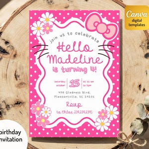 Op de afbeelding: Een rechthoekige verjaardagsuitnodiging met een felroze achtergrond met witte stippen. Het midden heeft een wit geschulpt kader met een roze strik, snorharen en madeliefjes. De tekst bevat Hello Madeline is turning 4, datum, tijd, adres en RSVP-gegevens.