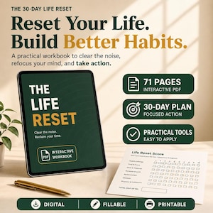 Puede incluir: Un libro de ejercicios digital titulado The Life Reset en una pantalla de tableta, con un plan de 30 días, 71 páginas PDF interactivas y una hoja de puntuación imprimible. El diseño usa texto en verde oscuro y dorado sobre fondo claro.