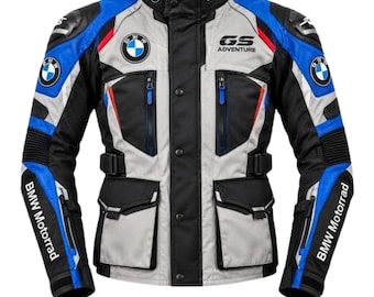 Puede incluir: Una chaqueta de moto BMW Motorrad GS Adventure en negro, gris y azul. La chaqueta cuenta con un cuello alto, múltiples bolsillos con cremallera, correas ajustables en la cintura y el logotipo de BMW en el pecho y las mangas con el texto GS ADVENTURE.