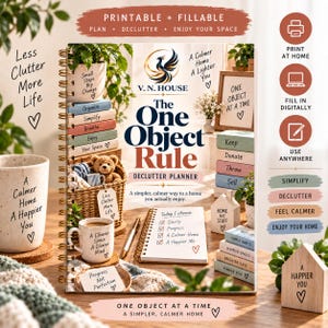 Pode incluir: Um planejador de organização em espiral intitulado The One Object Rule de V.N. House. A capa mostra um urso de pelúcia em uma cesta, uma caneca com texto e uma lista de verificação. O texto inclui Printable + Fillable e A Calmer Home A Happier You.