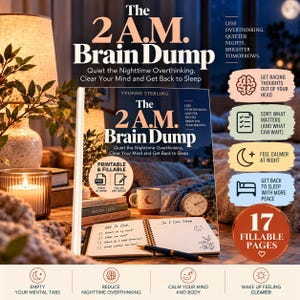 Puede incluir: Un libro titulado The 2 A.M. Brain Dump de Yvonne Sterling con el subtítulo Quiet the Nighttime Overthinking, Clear Your Mind and Get Back to Sleep. La portada muestra un cuaderno de espiral, un bolígrafo, una taza y un reloj, con 17 páginas.