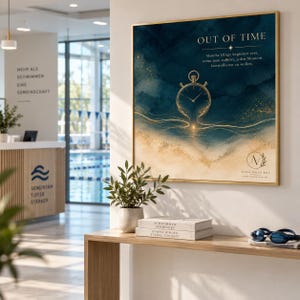 Könnte beinhalten: Ein quadratisches Wandbild in einem goldenen Rahmen mit einem dunkelblau-goldenen abstrakten Hintergrund und einer goldenen Stoppuhr-Illustration. Der Text lautet OUT OF TIME und enthält deutschen Text. Das Bild hängt über einem Holzkonsolentisch.