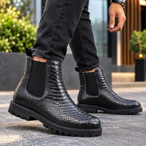 Handgemaakte zwarte Chelsea boots van leer met pythonprint voor heren – Enkellaarsjes met slangenreliëf
