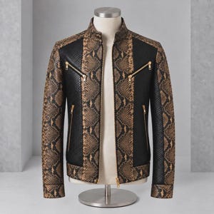 Peut inclure: Une veste présentant un motif texturé en peau de serpent dans des tons marron et beige, contrasté par des panneaux noirs unis. Le vêtement comprend une fermeture éclair centrale, deux poches poitrine inclinées et deux poches latérales.