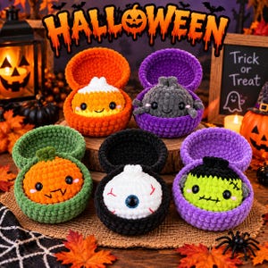 Peut inclure: Cinq peluches crochetées sur le thème d'Halloween nichées dans des contenants ouverts assortis. L'ensemble comprend un bonbon maïs, une araignée grise, une citrouille orange, un globe oculaire blanc aux veines rouges et un monstre vert.