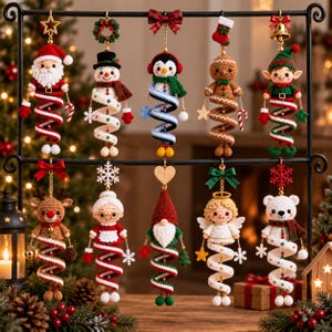 Op de afbeelding: Tien gehaakte kerstornamenten hangen aan een zwarte metalen standaard. De figuren zijn onder andere de kerstman, een sneeuwman, een pinguïn, een peperkoekmannetje, een elf, een rendier, mevrouw Kerst, een kabouter, een engel en een ijsbeer.