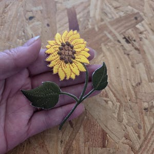 Sunflower - Helianthus  - Garden - Gardening - Spring - Flowers - Embroidered Iron On Applique Patch - Crafts