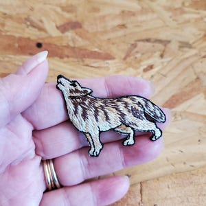 Wolf - Howling Wolf - Wild Animal - Embroidered Iron On Patch - Crafts