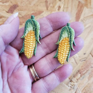 Corn - Vegetable - Farm - Farming - Corn On the Cob - Harvest - Field - Cook - Embroidered Iron On Applique Patch - 2PCS - B