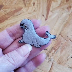 Seal - Gray - Soft Felt/Embroidered Iron On Applique Patch - Crafts - Face Mask Decor