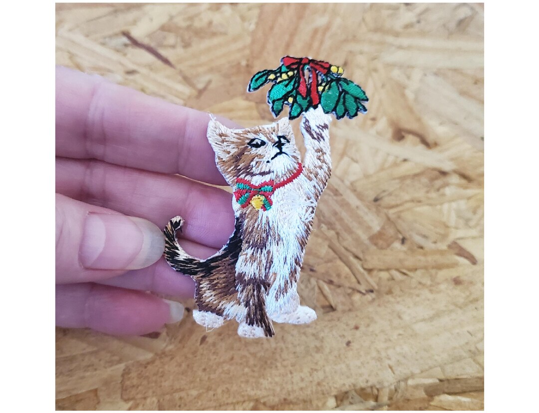 Christmas Kitten Applique Patch – Mistletoe Embroidered Cat Badge – 2-7/8 Inch – Iron On