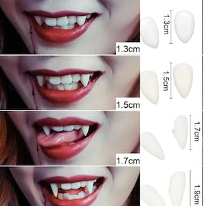 Puede incluir: Un conjunto de colmillos de vampiro blancos en cuatro tamaños: 1,3 cm, 1,5 cm, 1,7 cm y 1,9 cm. Cada par se muestra junto a una boca con lápiz labial rojo y un rastro de sangre, demostrando cómo se ajustan sobre los dientes para un efecto de disfraz.