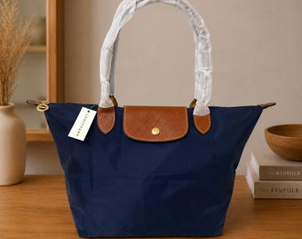 Longchamp nylon draagtas, marineblauwe schoudertas, grote lichtgewicht boodschappentas, handtas met bruine leren afwerking, cadeau voor haar