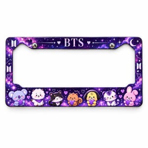 Puede incluir: Un marco de matrícula rectangular con un fondo de galaxia púrpura con estrellas y corazones. El texto BTS aparece en la parte superior central. La sección inferior muestra siete personajes animales de dibujos, cada uno con un corazón púrpura.