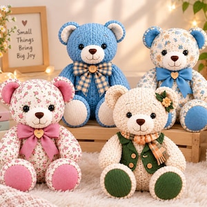 Può includere: Quattro orsacchiotti di peluche con vari design. Uno è blu tinta unita con un fiocco a quadri, uno è floreale con un fiocco rosa, uno è floreale con un fiocco blu e uno è color crema con un gilet verde, una sciarpa e un piccolo fiore.