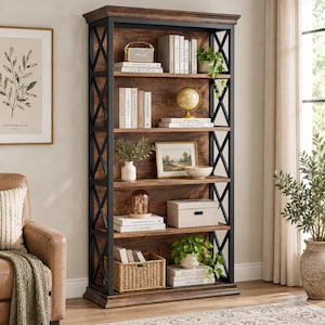 Op de afbeelding: Een hoge, rechthoekige boekenkast met een donkerbruine houtnerfafwerking en een zwart metalen frame met een X-vormig zijontwerp. De kast heeft vijf open planken met diverse boeken, een kleine wereldbol, een gevlochten mand en kamerplanten.