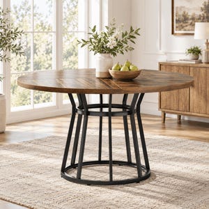 Può includere: Un tavolo da pranzo rotondo con un piano in legno marrone scuro venato e una base in metallo nero. La base presenta doghe verticali collegate da un anello circolare nella parte inferiore e un anello più piccolo vicino alla parte superiore.
