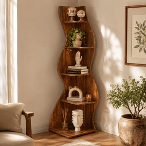 Op de afbeelding: Een hoge hoekplank van donkerbruin hout met een opvallend golvend, slingerend zijprofiel. De kast heeft vijf verticaal geplaatste driehoekige planken, elk gevuld met diverse decoratieve objecten en kleine planten in potten.