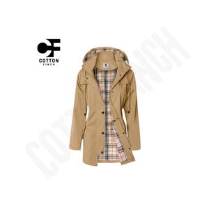 Op de afbeelding: Een beige regenjas met capuchon, voorzien van een knoopsluiting aan de voorzijde, lange mouwen en een binnenvoering met een beige, zwart en rood ruitpatroon. Het kledingstuk heeft een trekkoord in de taille en het Cotton Finch logo.