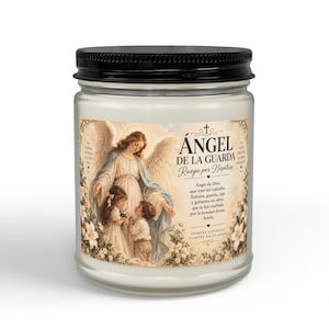 May include: A clear glass candle jar with a black lid featuring a label with an illustration of a guardian angel with two children. The text reads "ÁNGEL DE LA GUARDA" and includes a prayer in Spanish, surrounded by floral accents and a cross.