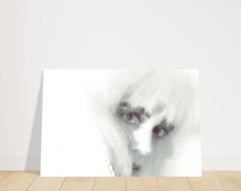 Hiroshi Angel: Ätherischer Blick – Kunstdruck in verschiedenen Größen
