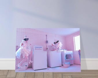 Cosmic Cleaners: Ätherischer rosa Traum – Kunstdruck in verschiedenen Größen erhältlich