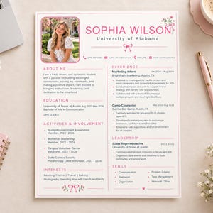 Op de afbeelding: Een cv-sjabloon met een roze en wit kleurenschema, inclusief een fotoplaatsaanduiding, de naam Sophia Wilson, University of Alabama, en secties voor About Me, Education, Experience, Activities, Leadership en Skills.