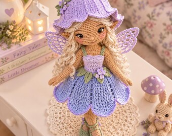 Molde de crochê em PDF para boneca fada Bellflower, amigurumi com vestido de pétalas.