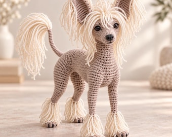 Padrão de crochê em PDF de um cão da raça Cristado Chinês, amigurumi realista em pé com pelo cor marfim.