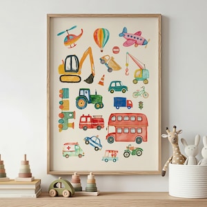Op de afbeelding: Een ingelijste aquarelprint met een verzameling kleurrijke transportvoertuigen, waaronder een gele graafmachine, een rode dubbeldekkerbus, een brandweerwagen, een groene tractor, een blauwe vrachtwagen, een vliegtuig, een helikopter en diverse auto's.