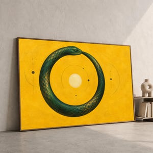 Peut inclure: Une impression d'art mural rectangulaire représentant un serpent vert foncé enroulé en cercle, se mordant la queue, sur un fond jaune vif. Le centre contient une forme circulaire pâle entourée de lignes fines et de petits points noirs.