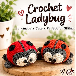 Könnte beinhalten: Zwei gehäkelte Marienkäfer-Plüschtiere mit leuchtend roten Körpern, schwarzen Punkten und dunkelgrauen Köpfen mit großen weißen Augen und schwarzen Pupillen. Der Text Crochet Ladybug, Handmade, Cute, Perfect for Gifting ist zu sehen.