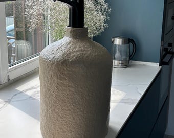 Ręcznie robiony pokrowiec z papier-mâché na butelkę z wodą o pojemności 5 galonów | Nowoczesny, minimalistyczny wystrój domu | Dekoracyjny pokrowiec na dozownik wody o pojemności 19 l