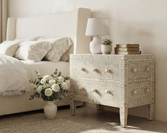 Mesa de cabeceira artesanal com incrustações de osso | Mesa de cabeceira com duas gavetas | Móveis artesanais | Mesa de cabeceira creme com incrustações de osso | Mesa de cabeceira com estampa floral e folhas