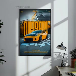 Puede incluir: Un póster rectangular vertical que muestra un coche deportivo Nissan 370Z amarillo con capó negro. El diseño incluye un texto grande en amarillo que dice NISSAN, texto más pequeño arriba y abajo, y un fondo oscuro con un gráfico de carretera.