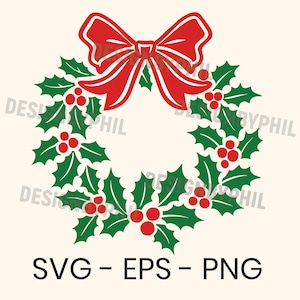 Op de afbeelding: Een feestelijk kerstkransontwerp met groene hulstbladeren, rode bessen en een grote rode strik. De afbeelding bevat de tekst "SVG - EPS - PNG".