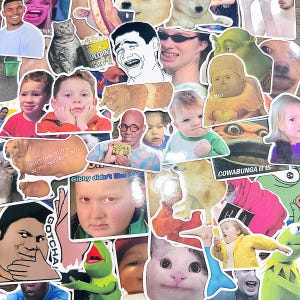 Puede incluir: Una colección de pegatinas de vinilo variadas que presentan diversos memes de internet, incluyendo rostros, animales y personajes populares. Las pegatinas muestran imágenes diversas como gatos, perros, ranas y personas con expresiones.