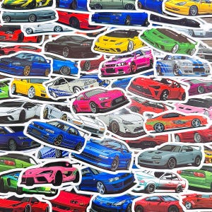 Könnte beinhalten: Eine Sammlung von verschiedenen gestanzten Aufklebern, die diverse Sportwagen und Hochleistungsfahrzeuge in verschiedenen Farben wie Rot, Blau, Gelb, Grün, Pink und Silber zeigen. Die Aufkleber stellen verschiedene Automodelle aus unterschiedlichen Winkeln dar.