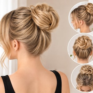 Op de afbeelding: Een blonde haarextensie gestyled in een hoge, volumineuze rommelige knot. Het haar heeft natuurlijke highlights en lowlights, met losse lokken die het gezicht omlijsten. Drie cirkelvormige inzetstukken tonen de knot vanuit verschillende hoeken.