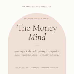 Peut inclure: Une couverture de document numérique avec un fond arqué rose pâle présentant le texte The Practical Psychology Co. en haut, suivi du titre The Money Mind, et du sous-titre 30 strategie fondate sulla psicologia per spendere meno, risparmiare di più — e resistere nel tempo, avec PDF stampabile di 28 pagine - download immediato en bas.