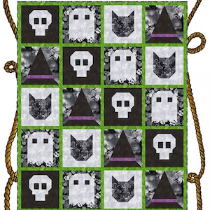 Könnte beinhalten: Ein Quiltmuster mit einer schwarzen Katze, einem Geist, einem Schädel und einem Hexenhut. Der Quilt ist 53 Zoll mal 66 Zoll groß und heißt "Toil & Trouble". Das Muster stammt von Timeless Treasures und heißt "Wicked Fog".