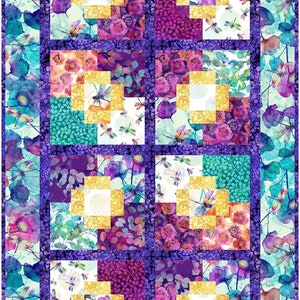 Puede incluir: Un bloque de colcha con un diseño de patchwork que presenta una variedad de patrones florales en tonos de morado, rosa, amarillo y azul. El bloque está formado por nueve cuadrados más pequeños, cada uno con un patrón diferente. El fondo del bloque de colcha es azul claro con un efecto acuarela.
