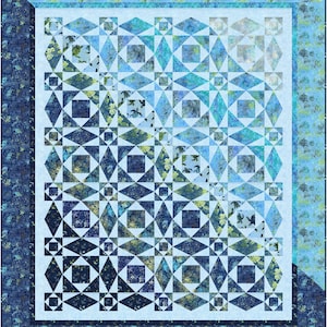 Könnte beinhalten: Eine blaue und weiße Steppdecke mit geometrischem Muster. Die Steppdecke besteht aus Quadraten und Dreiecken, und die Farben sind in einem Farbverlauf von Dunkelblau bis Hellblau angeordnet.