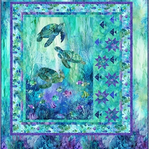 Puede incluir: Un edredón colorido con una escena submarina con tortugas marinas, peces y corales. El edredón tiene una combinación de colores turquesa, azul y morado. Las tortugas son verdes y marrones, y los peces son de varios colores. El edredón tiene forma cuadrada.